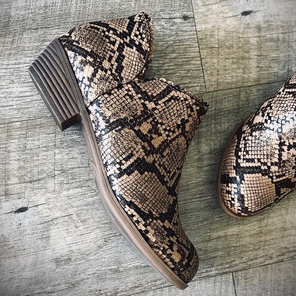 Mata | Shoes | New Mata Python Snakeprint Low Heeled Ankle Bootie ...